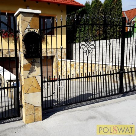 kovácsoltvas kétszárnyas kapu sűrítéssel tüzihorganyzott + festett 4m x 1,8m